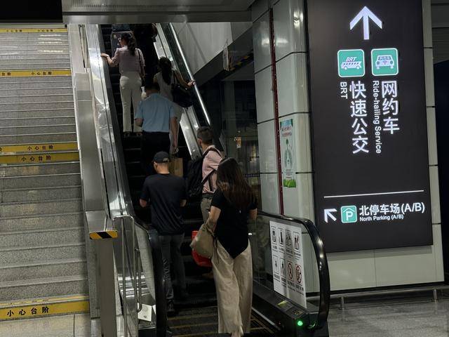 南宁东站搞事情！网约车 '持证上岗'+ 授权入场，是治堵神器还是排队加速器？