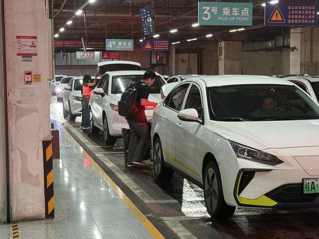 南宁东站搞事情！网约车 '持证上岗'+ 授权入场，是治堵神器还是排队加速器？